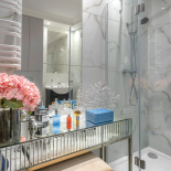 Niezwykle kobieca toaletka w łazience.