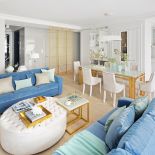 niebieska kanapa w salonie