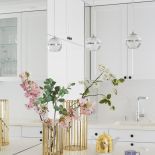 styl glamour złote dodatki w białej kuchni