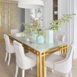 stół ze złotymi nogami