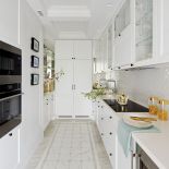 biała kuchnia w stylu glamour