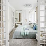 biała sypialnia z przeszklonymi drzwiami