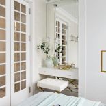 mała toaletka w sypialni