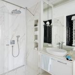 biała łazienka z prysznicem