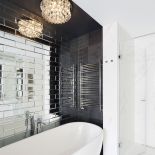 Aranżacja biało-czarnej łazienki z wanną