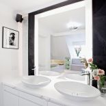 Czarny kamień to naturalny bazalt, białe opalizujące mozaiki Barwolf i płytki Tubądzin Zień. Lustro zaprojektowane