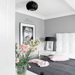 Szarości, czerń i biel królują nawet w sypialni, a mimo to jest tu ciepło i przytulnie.