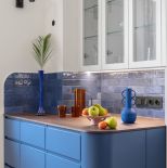 niebieskie szafki w kuchni