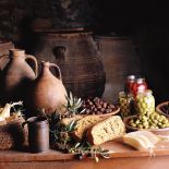 Pokarbowane liście kapusty włoskiej są bardzo malownicze. Pasują do nich proste dekoracje: gruba deska, kamienny garnek,