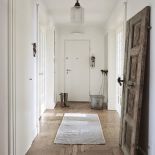 Ćmy z trąbkami, kraby, motyle, wróble mogą zdobić i dom, i wieczorową kreację. Katarzyna Woynowska maluje je jak przed