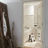 Ćmy z trąbkami, kraby, motyle, wróble mogą zdobić i dom, i wieczorową kreację. Katarzyna Woynowska maluje je jak przed