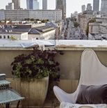 Ćmy z trąbkami, kraby, motyle, wróble mogą zdobić i dom, i wieczorową kreację. Katarzyna Woynowska maluje je jak przed