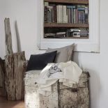 Ćmy z trąbkami, kraby, motyle, wróble mogą zdobić i dom, i wieczorową kreację. Katarzyna Woynowska maluje je jak przed