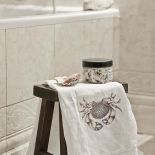 Ćmy z trąbkami, kraby, motyle, wróble mogą zdobić i dom, i wieczorową kreację. Katarzyna Woynowska maluje je jak przed