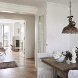 Ćmy z trąbkami, kraby, motyle, wróble mogą zdobić i dom, i wieczorową kreację. Katarzyna Woynowska maluje je jak przed