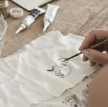 Ćmy z trąbkami, kraby, motyle, wróble mogą zdobić i dom, i wieczorową kreację. Katarzyna Woynowska maluje je jak przed