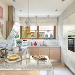 Kuchnia była wyjątkowo wąska. Dlatego właściciele wyburzyli ścianę. Teraz jest otwarta i przestronna.