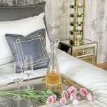 Komódki przy łóżku przyjechały z antykwariatu w Londynie, lampy Ewa przywiozła ze Stanów Zjednoczonych.