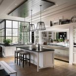 kuchnia w lofcie z białymi szafkami