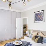 Nie trzeba mieszkać w domu jednorodzinnym, żeby czuć się jak w willi pod miastem. Zobacz wnętrze w stylu nowoczesnej klasyki.