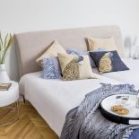 Nie trzeba mieszkać w domu jednorodzinnym, żeby czuć się jak w willi pod miastem. Zobacz wnętrze w stylu nowoczesnej klasyki.