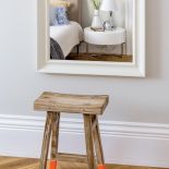 Nie trzeba mieszkać w domu jednorodzinnym, żeby czuć się jak w willi pod miastem. Zobacz wnętrze w stylu nowoczesnej klasyki.