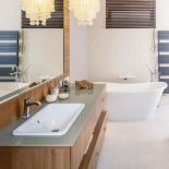 Nie trzeba mieszkać w domu jednorodzinnym, żeby czuć się jak w willi pod miastem. Zobacz wnętrze w stylu nowoczesnej klasyki.