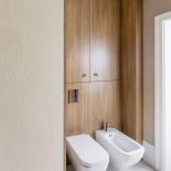 Nie trzeba mieszkać w domu jednorodzinnym, żeby czuć się jak w willi pod miastem. Zobacz wnętrze w stylu nowoczesnej klasyki.