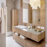 Łazienka została powiększona kosztem garderoby. Meble – pokryte wodoodpornym laminatem – są zrobione na wymiar.