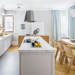 Nowoczesna klasyka we wnętrzu: jodełka i kryształy