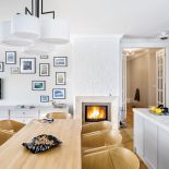 Część kuchenną od salonowej dzieli wygodny stół, przy którym można lepić pierogi albo je smakować, patrząc w ciepły ogień.