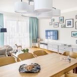 Nie trzeba mieszkać w domu jednorodzinnym, żeby czuć się jak w willi pod miastem. Zobacz wnętrze w stylu nowoczesnej klasyki.