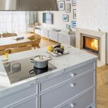 Nie trzeba mieszkać w domu jednorodzinnym, żeby czuć się jak w willi pod miastem. Zobacz wnętrze w stylu nowoczesnej klasyki.