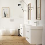 biała łazienka z drewnem