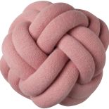 Poduszka Knot, westwing.pl. Dobre zestawienie: pudrowy róż plus miedź lub szmaragd