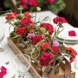 dekoracje z kwiatów na stół