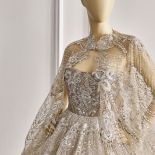 Jedwabne, koronkowe, naszywane złotem i kamieniami – pomysły na suknie przychodzą Sylwii Romaniuk w snach.