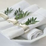 Za obrączki wetknąć można zielone gałązki lub przyprawy. Będzie aromatycznie