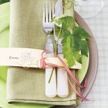 Bilecik z imieniem gościa służący jednocześnie za serwetnik