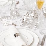 Dekoracja stołu i wnętrza na przyjęcie sylwestrowe