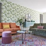 Wzorzysta tapeta z kolekcji Cole Son i miękko tapicerowane kanapy - projekty Magdy Zabierzowskiej -