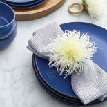 Chryzantema na talerzu - czy to prawdziwa, czy papierowa - wygląda bardzo efektownie