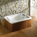 A gdyby tak z uroków hydromasażu można było korzystać i w domu, i na świeżym powietrzu? Spa Marina to