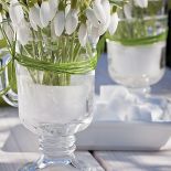 A gdyby tak zamiast tortu ułożyć na paterze wianek z bzów, niezapominajek i poziomek? A w klatce dla kanarka