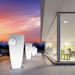 Współczesna amfora: boczne kręgi idealnie pozwalajązestawić wazony.