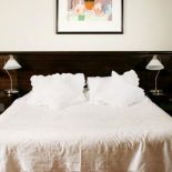 A w sypialni klasyka- spokojne kolory, proste meble i pościel z delikatnej bawełny,