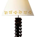 Abażur lampy z galerii ART AT HOME można samemu ozdobić wedle uznania - np. namalować na nim pszczoły.