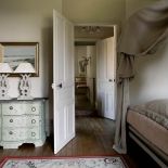 Abażury lamp zlepiono ze starych listów.