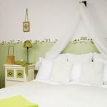 Abażury, woreczki na chusteczki, pokrowce na krzesła- wszystkie są dziełem Nunki- artystki z zacięciem krawcowej.