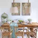 Abażury (z tego samego materiału co sofa) - z firmy Art Abażur lustra w jadalni z Boutique Pierrot, a